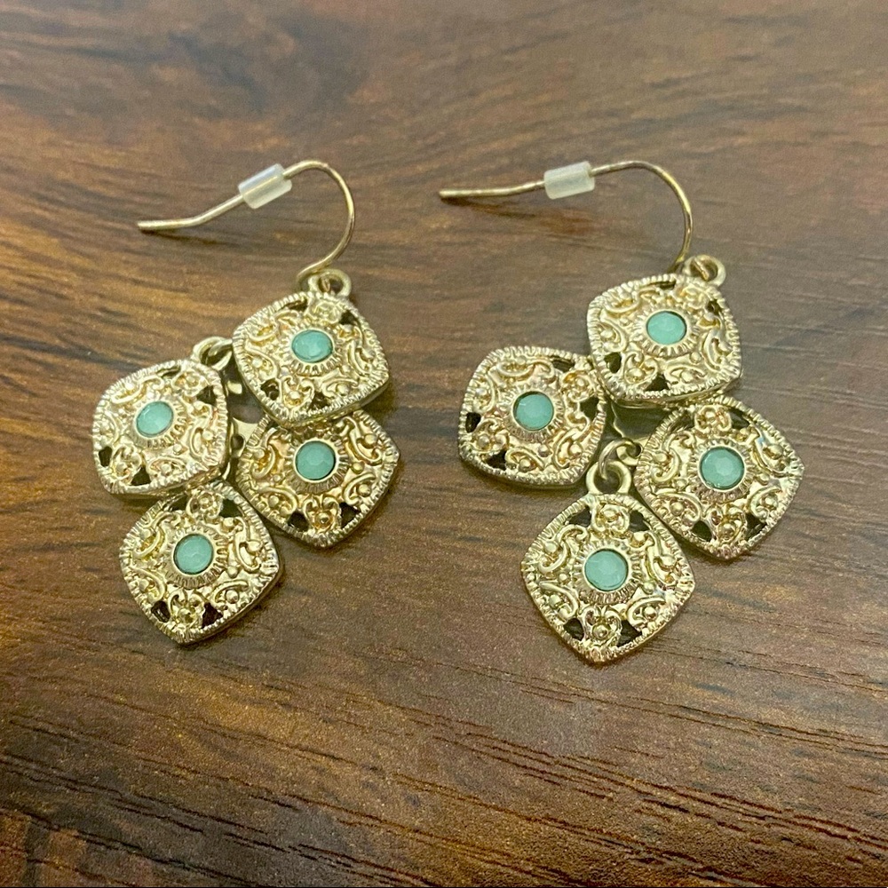 🍀Gold and light green dangle drop earrings